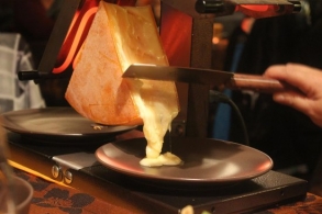 How to cut cheese Raclette grill