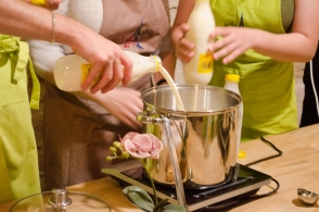 Gift box - Cheese making workshop in Paris with an expert : € 76 per person.