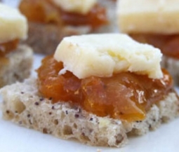 Rezept Salers et chutney de brugnons et abricots sur tartines