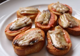 Ricetta  Bethmale sur croûtons d'Anchois aux piments d'Espelette 