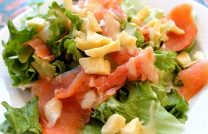 レシピ Grosse salade, saumon et rascasses poêlés, Coppa et copeaux de Parmesan