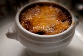 Recette Soupe à l'oignon à la tomate Gruyère râpé et Parmesan