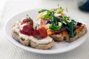 रेसिपी Tartines de tomates confites et fromage de l'Abbaye de Citeaux