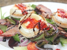 レシピ Sainte-Maure-de-Touraine sur toasts et son chutney de pruneaux