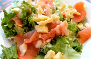 Recette Grosse salade, saumon et rascasses poêlés, Coppa et copeaux de Parmesan Recette Grosse salade, saumon et rascasses poêlés, Coppa et copeaux de Parmesan