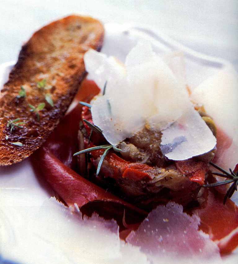 Ossau-Iraty en copeaux sur Ratatouille et jambon basque