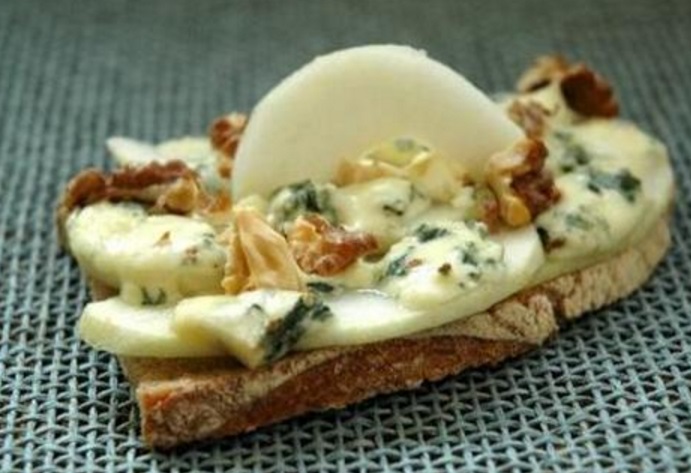 Fourme d&rsquo;Ambert en mousse sur lit de poires au vin