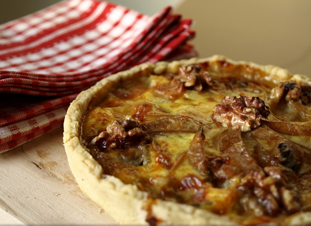 Fourme d&rsquo;Ambert et poires en tarte fine