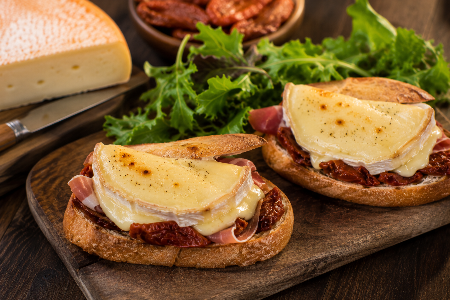 Reblochon de Savoie sur tartines de tomates confites