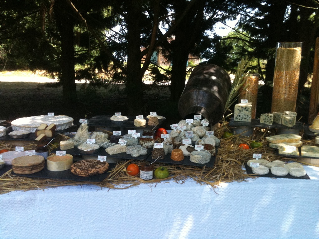Buffet de fromages pour un mariage