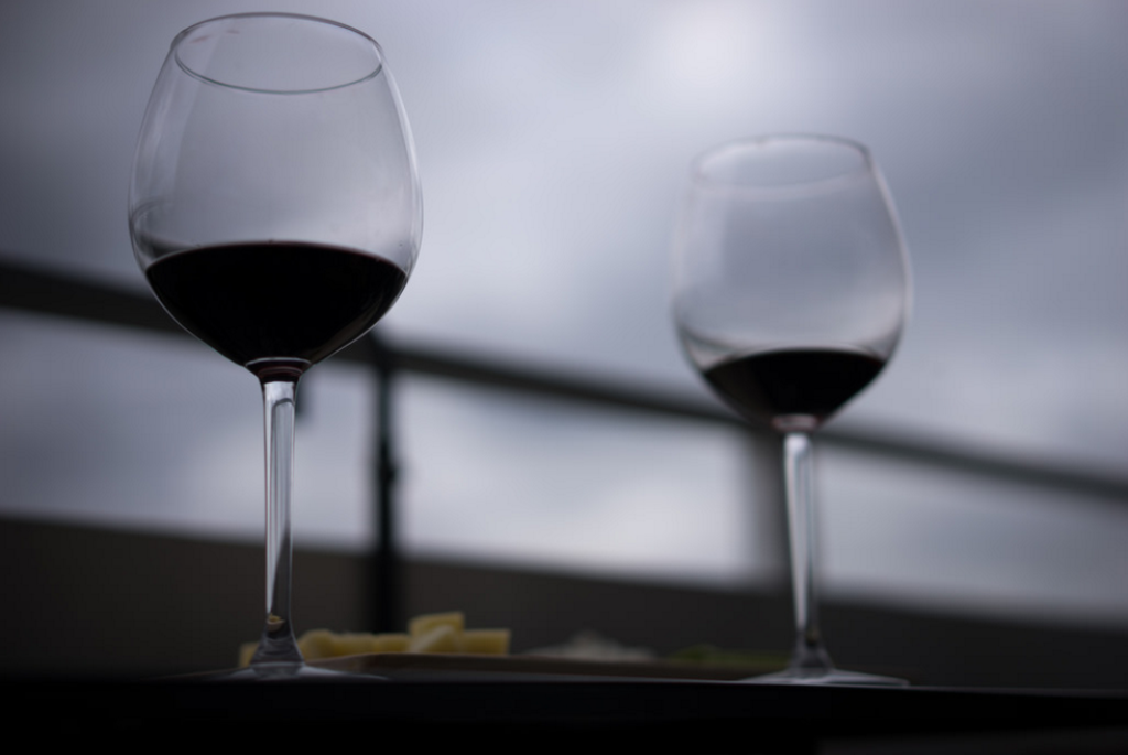 Verres de vin rouge et fromage