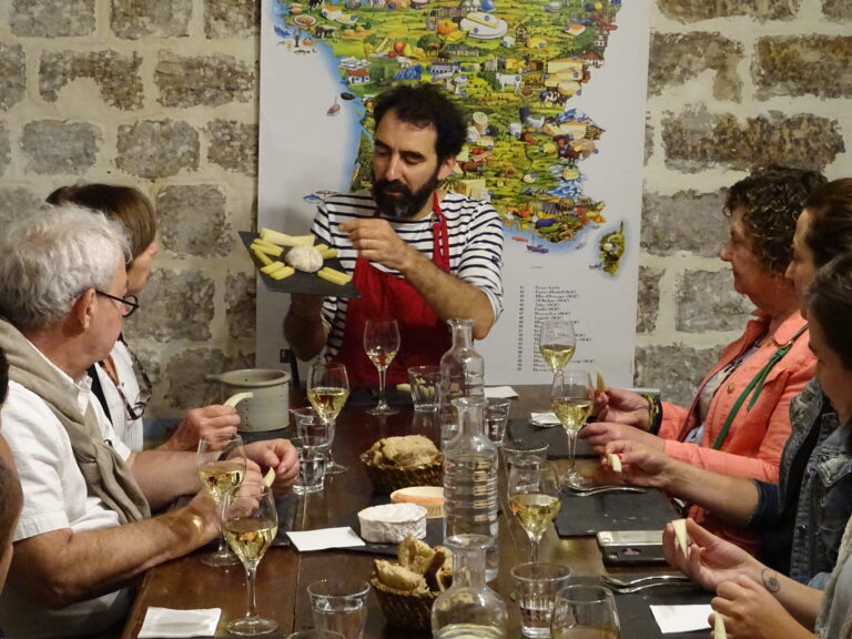 Peut-on offrir un atelier fromage ? Une idée cadeau originale qui fait vraiment plaisir